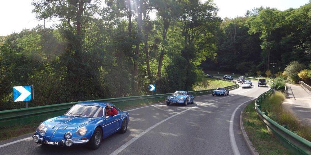 , Fresnay-sur-Sarthe. 71 voitures de collection à travers les Alpes mancelles