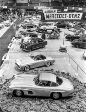 Image Mercedes-Benz 300 SL (1954) - le stand de Mercedes à New York en février 1954, dans le centre de la nouvelle 190 SL
